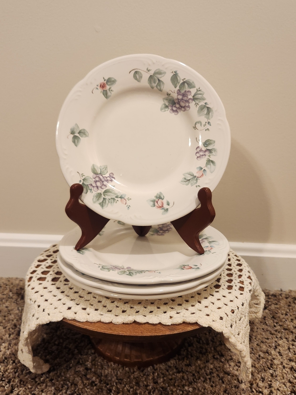SET OF FOUR Pfaltzgraff Grapevine 8 1/8" Salad Plates